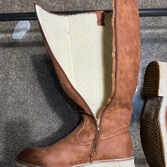 NWOT Winter Boots size 10 - Picture 2 of 3